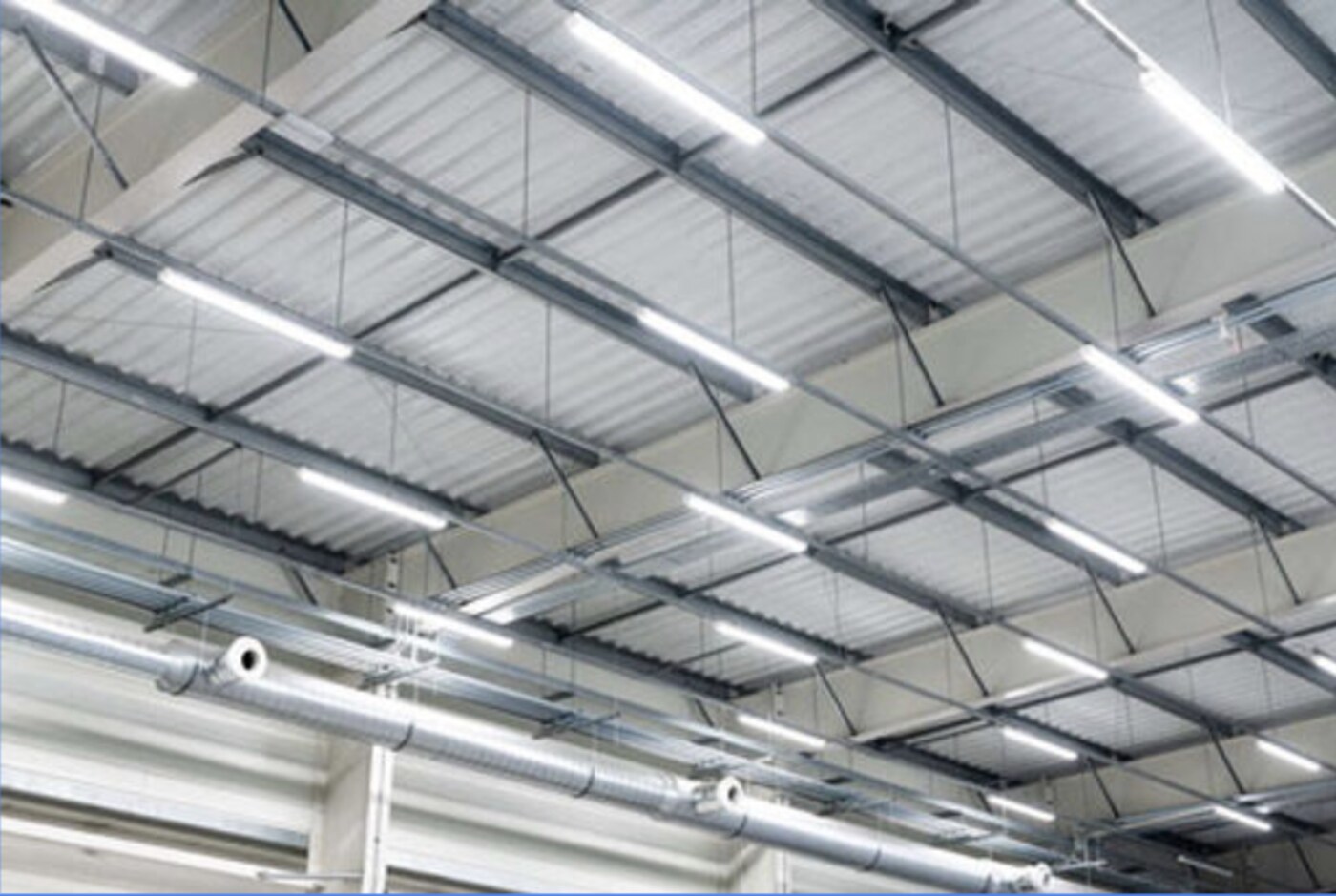 Toiture d'entrepôt équipée de réglettes LED en rampants